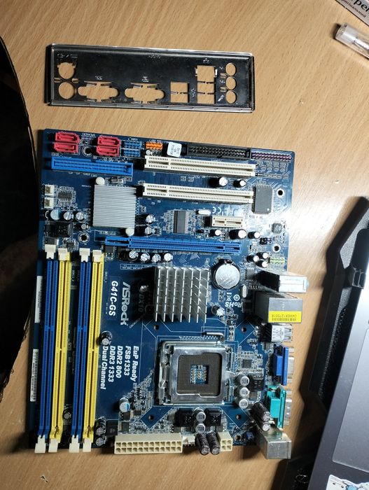 Продаю материнську плату Asrock g41c-gs