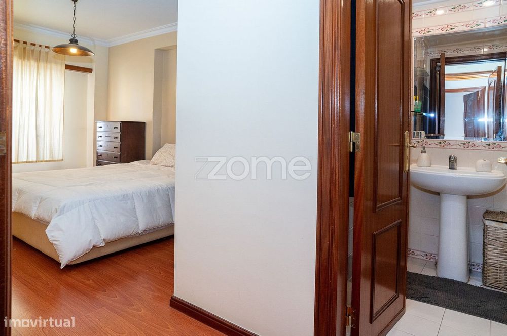 Apartamento T3 com Lareira, Parqueamento e Arrecadação – Santa Mar...