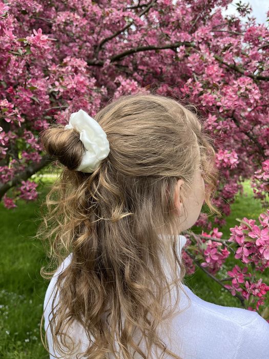 Jedwabna scrunchie mleczna biel hand made