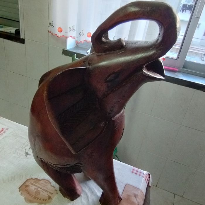 Estátua em pau santo de elefante