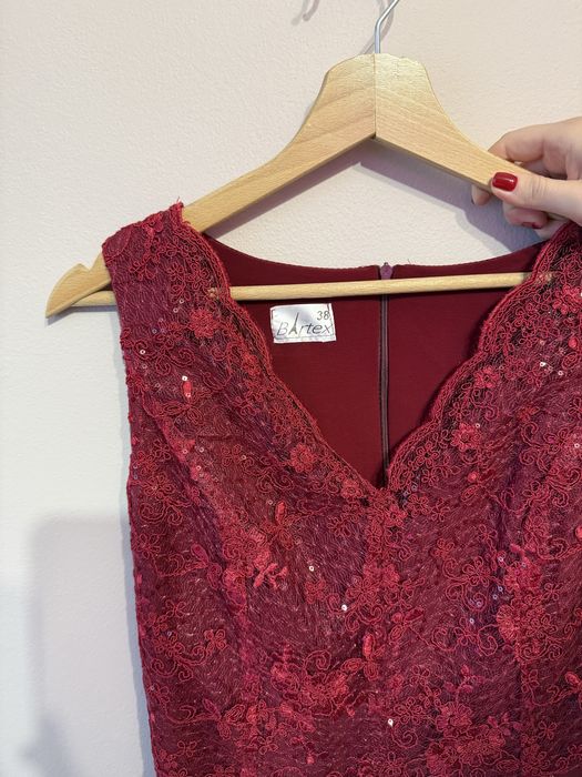 Elegancka bordowa sukienka z koronką – rozmiar 38