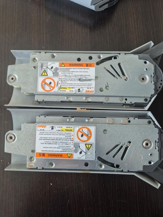 BLUM AVENTOS HF 20F250x / 20F260M00 – komplet siłowników