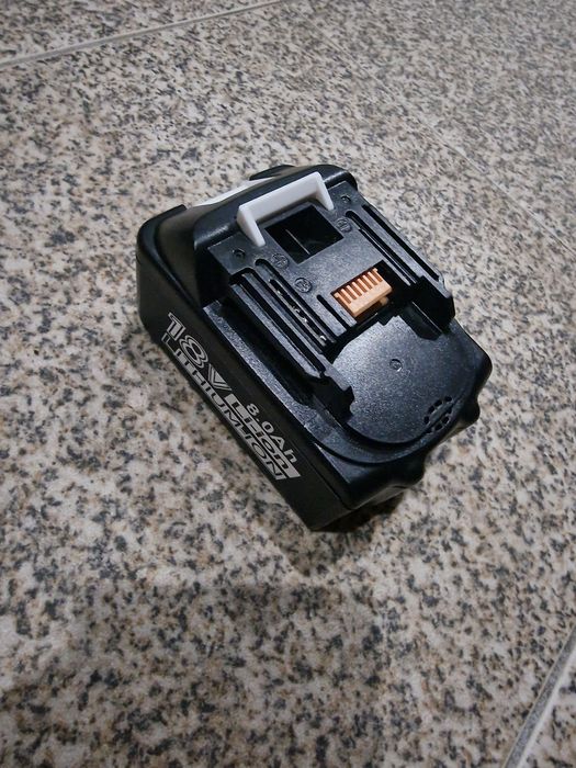 bateria de iões de lítio (Li-ion) de 18V e 8.0Ah, projetada para Makita.