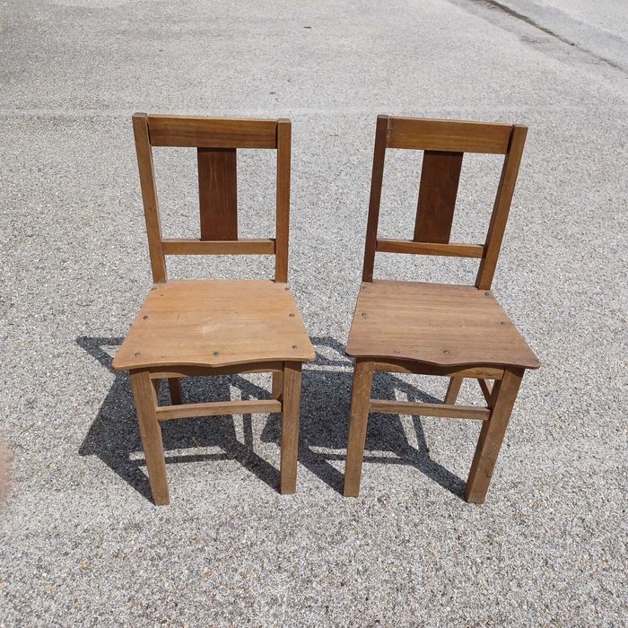 Cadeiras de madeira em bom estado