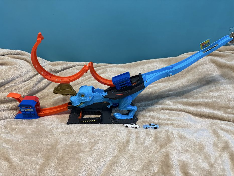 Hot wheels pętla t rexa z dwoma samochodzikami