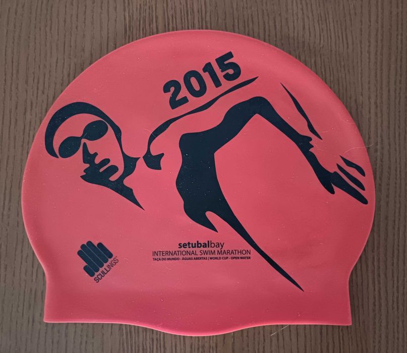Touca de natação, de silicone, Setúbal Bay 2015 - International Swim Marathon, em estado novo, só usada uma vez, no dia da prova.