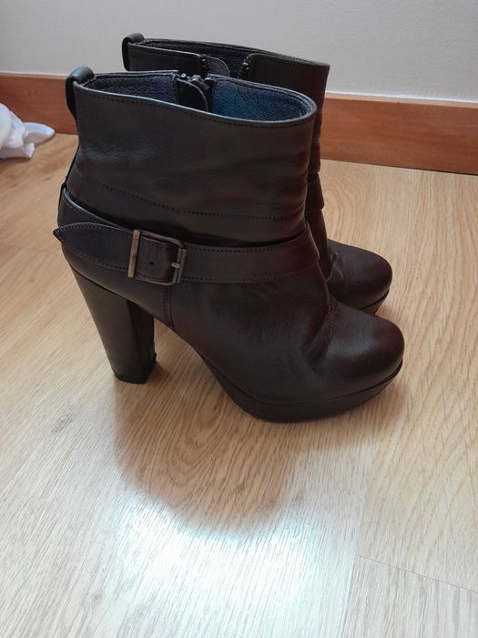 Botas em pele castanhas