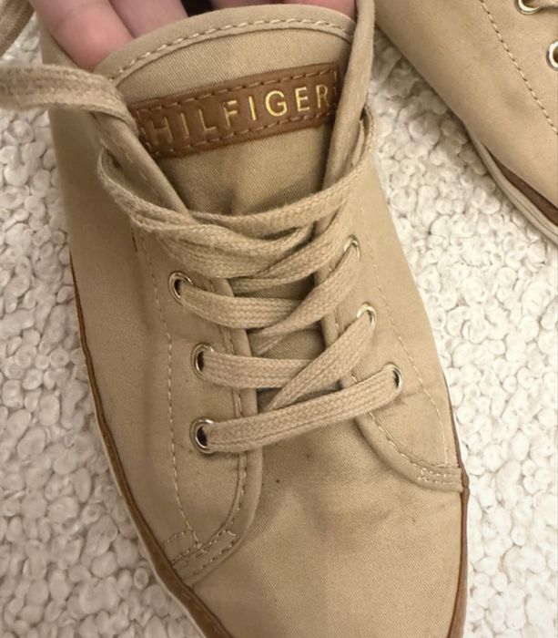 Bezowe tenisowki tommy  hilfiger roz 40 wkl 26