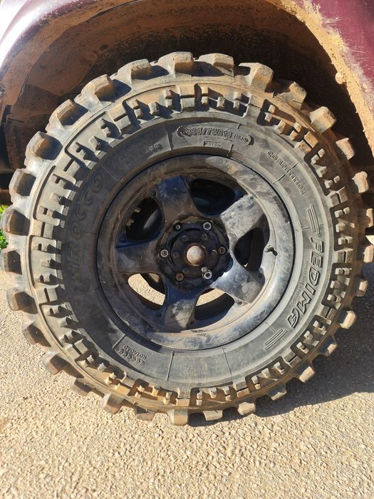 Jantes com pneus, troco por 33 12.5 r15