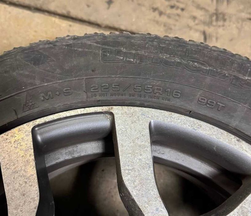 Комплект оригинальных шин + дисков для Audi A4 B8 | Всесезонные | R16