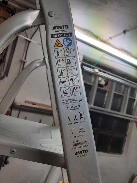 Vendo escadote como novo com oito degraus