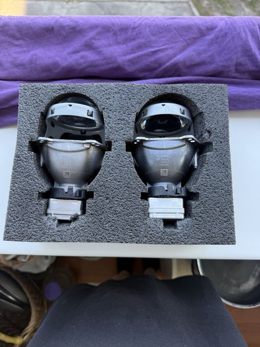 Оригінальні ксенонові лінзи у фари на BMW в ідеальному стані