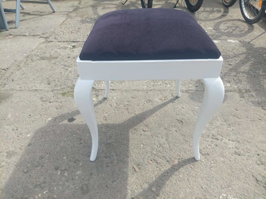 Stylizowany taboret podnóżek