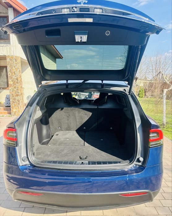 Tesla X 2018року