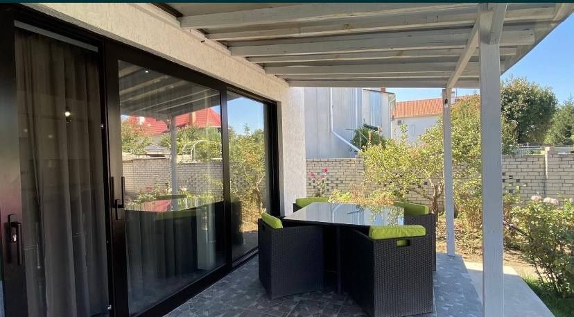 Сдам дом у моря  3 к+ кухня студия ,,места для авто!