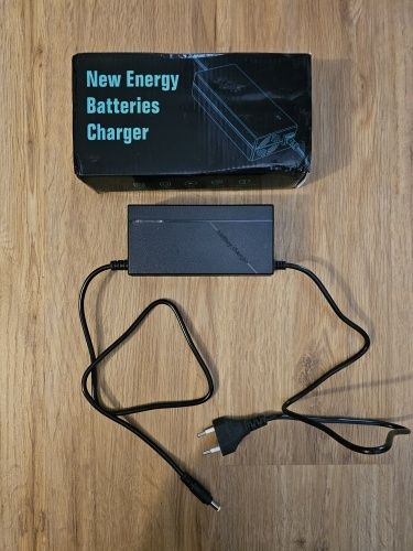 Carregador bike eléctrica e trotinete 54.6v  plug femea