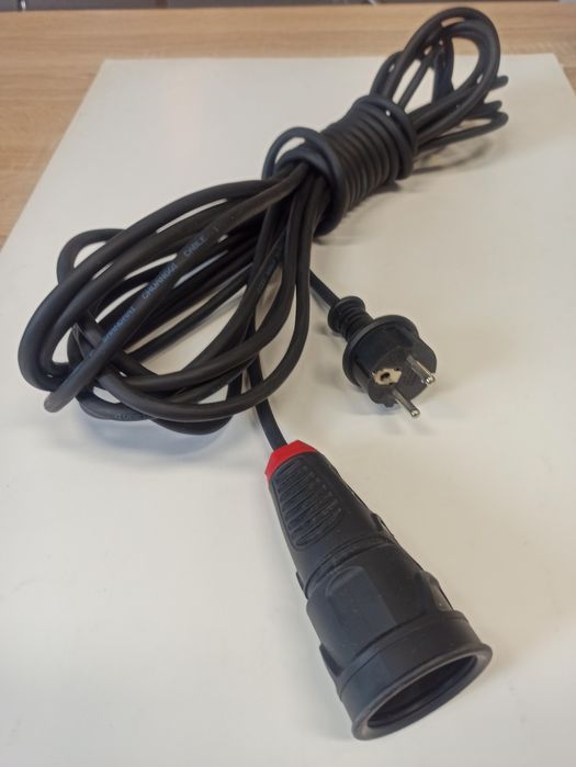 Przedłużacz, kabel z wtyczką.