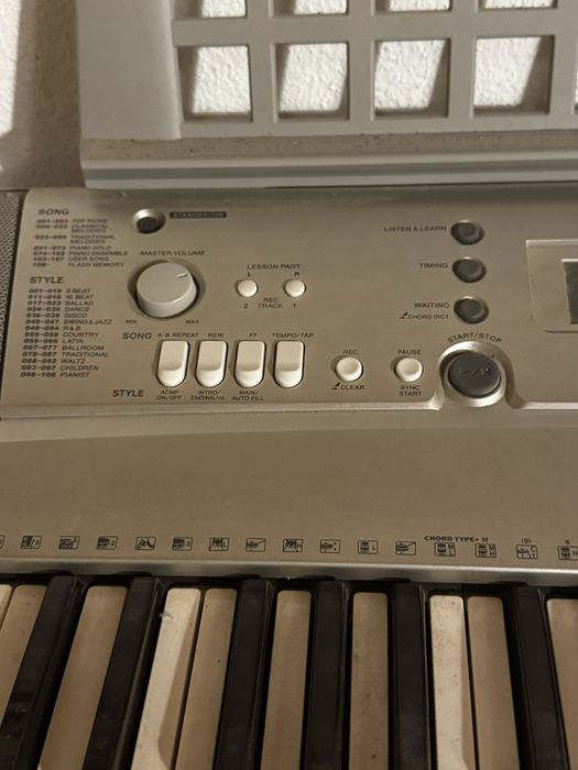Teclado Yamaha - 303
