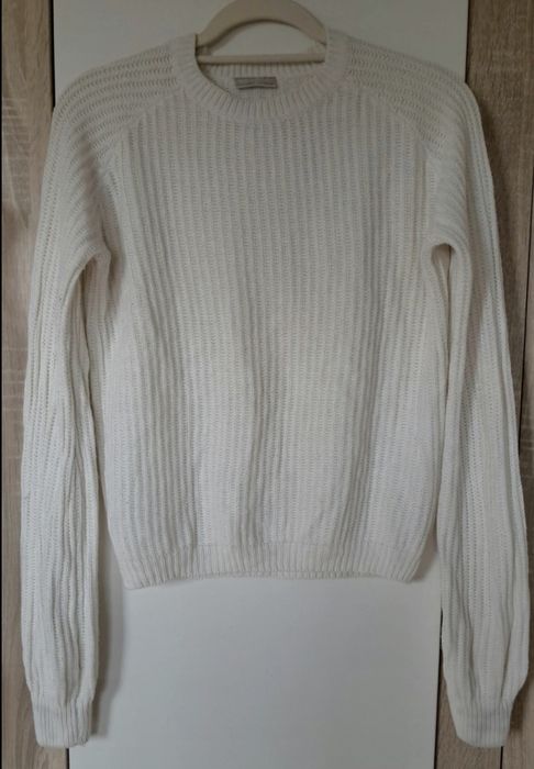 Biały sweterek dla dziewczynki