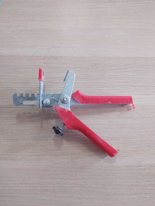 Szczypce do systemu poziomowania płytek