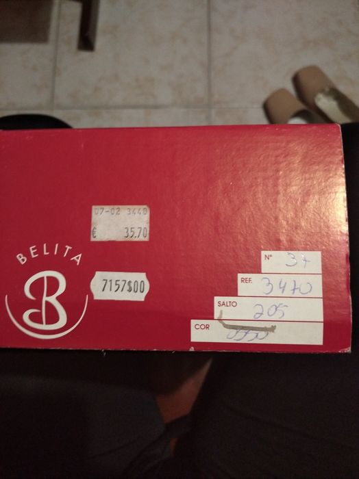 Sapatos beges tamanho 37