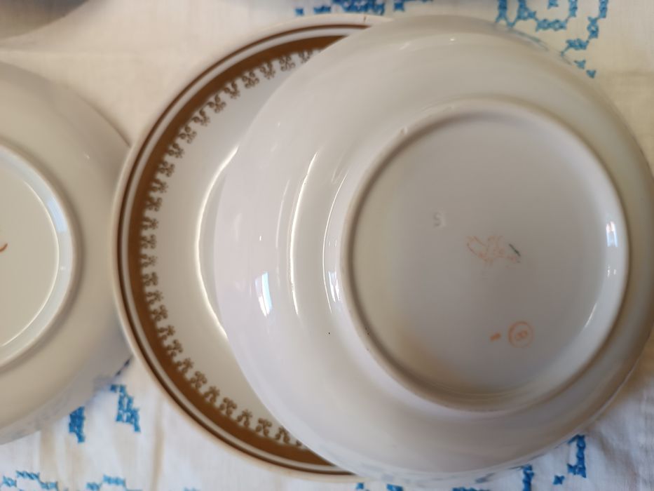 Блюдца різні ...