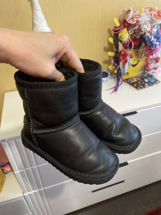 Продам зимове взуття на дівчинку 26 розміру