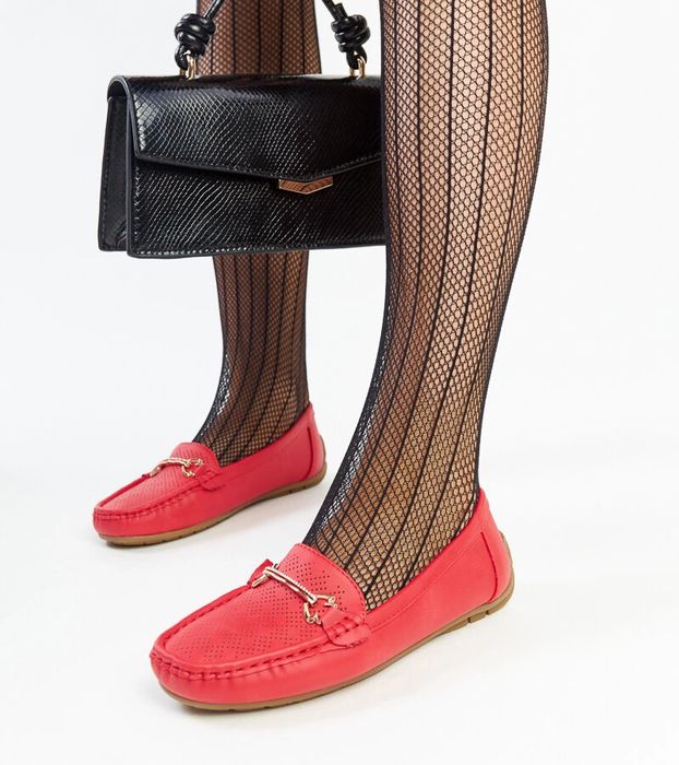 Czerwone mokasyny z ozdobną klamerką Adila