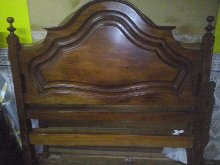 Cama de casal madeira bom estado