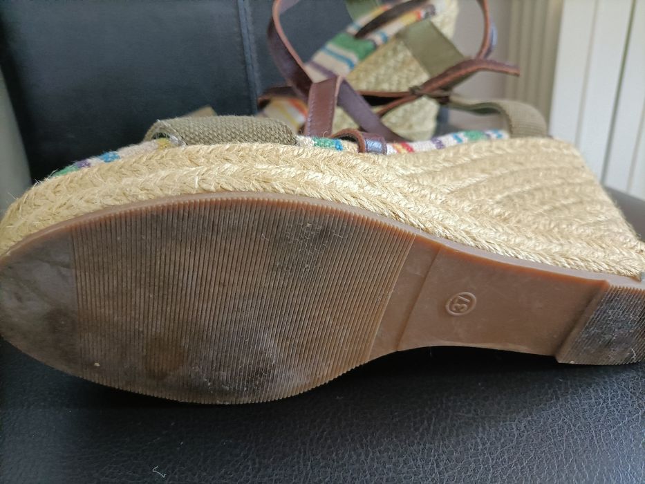 Sandálias Benetton novas