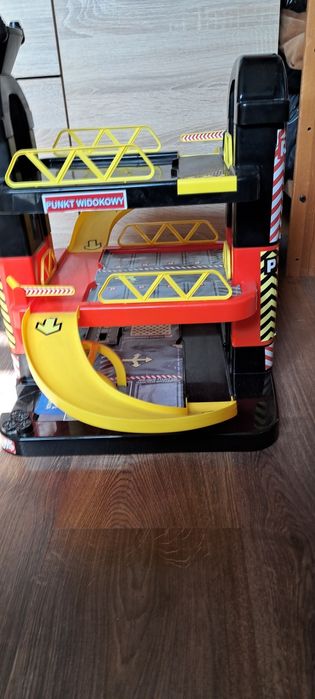 Zabawka- parking dla samochodów