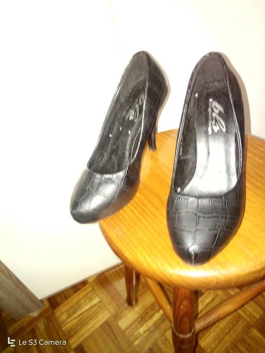 Sapatos pretos, saltos alto, pele,made Portugal,como novos!