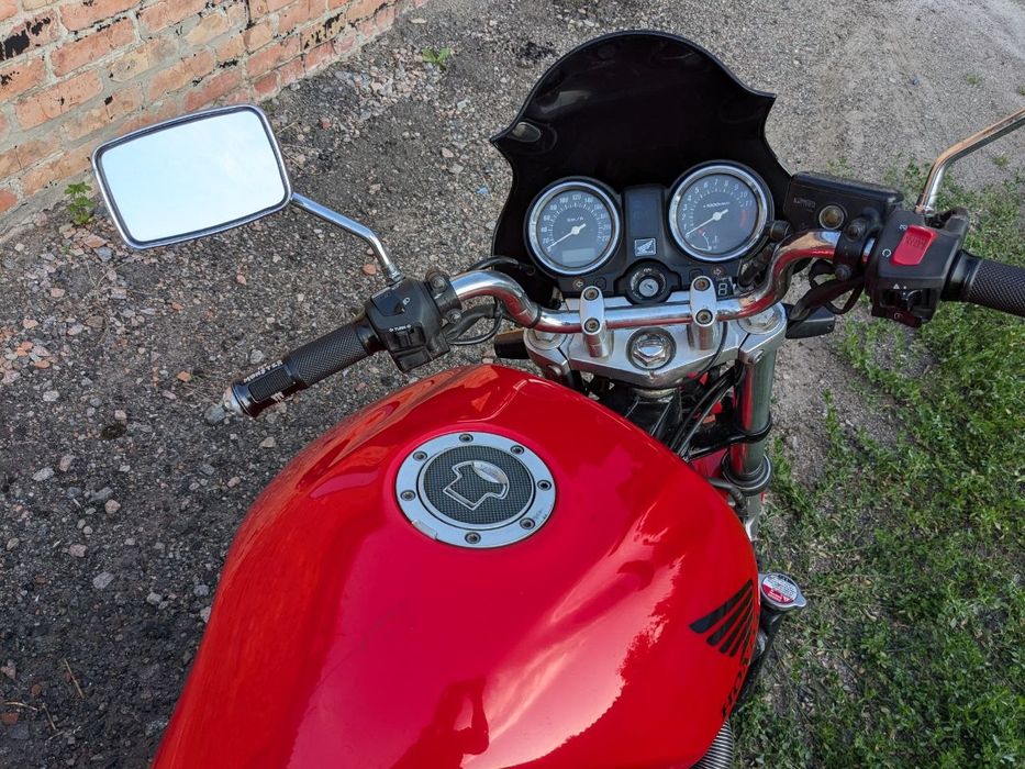 Мотоцикл Honda CBF6000, на повному ходу. Не плутати з Honda CB600F