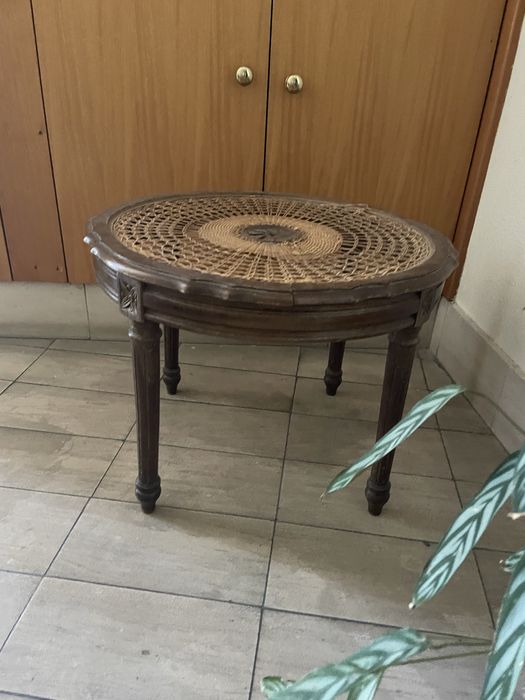 Mesa madeira  e palha