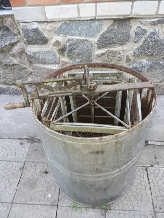 Продам медогонку на 4 рамки