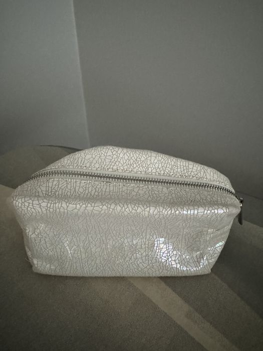 Biala kosmetyczka syrenka mieniaca sie