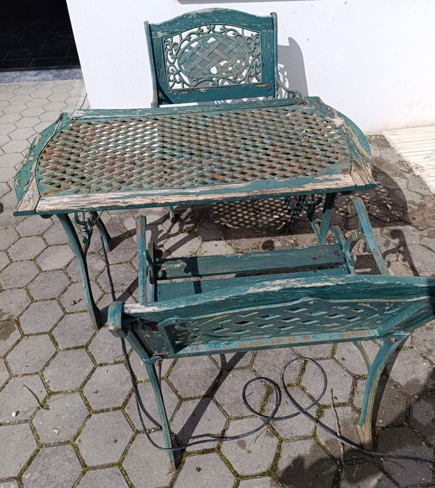Mesa e bancos de jardim para restaurar