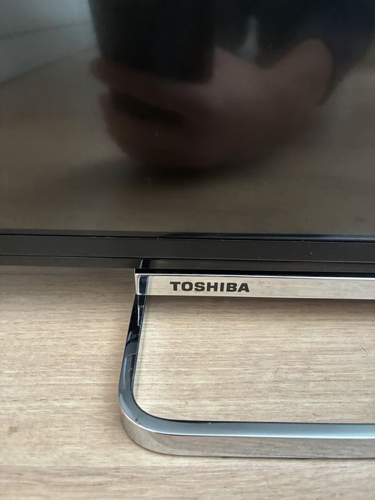 Carcaça de uma tv Toshiba modelo nr 43U6763DG
