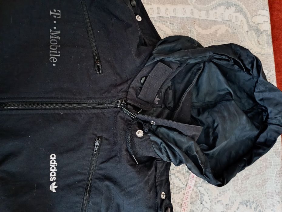 Куртка adidas розмір М,весна-осінь