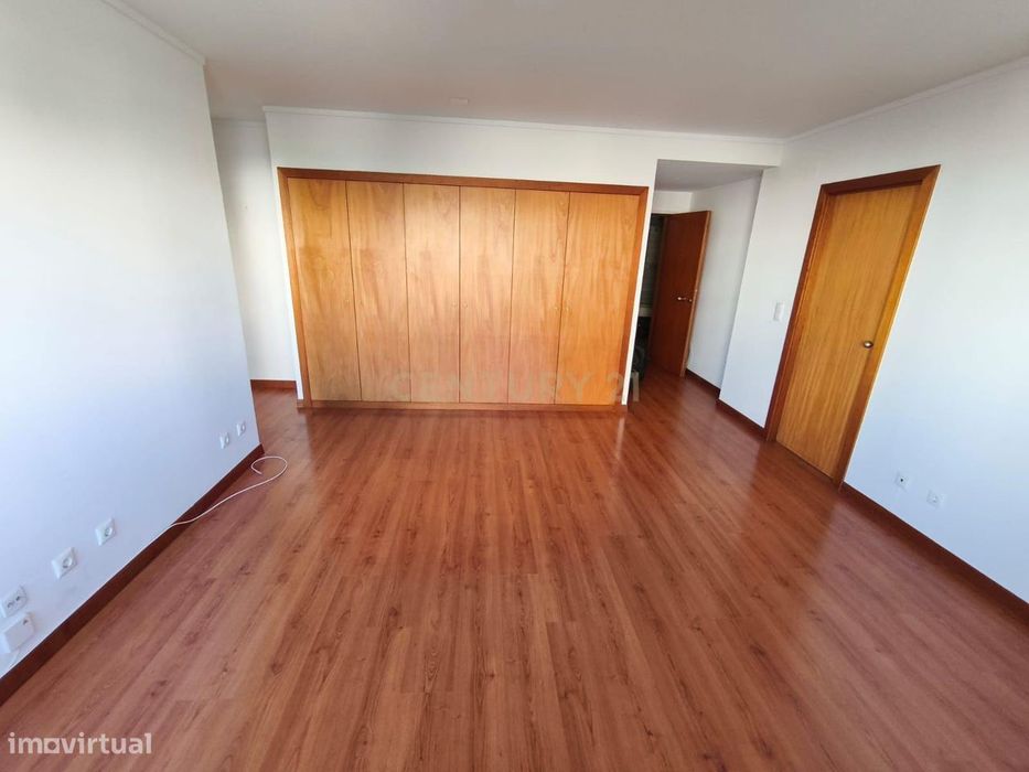 Apartamento T1 com Garagem e Arrecadação no Condomínio São Gonçalo par