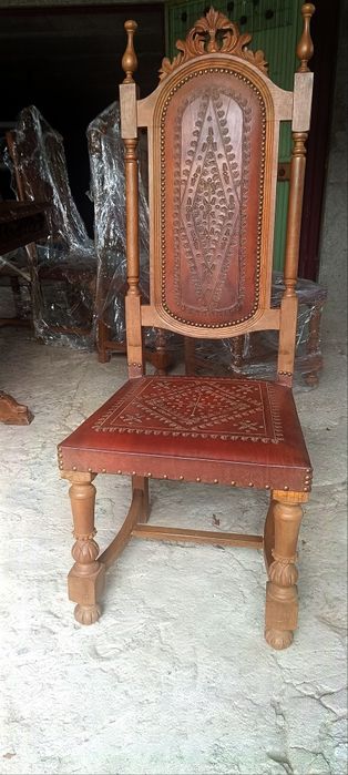 Mesa de jantar clássica com 8 cadeiras – Madeira maciça entalhada