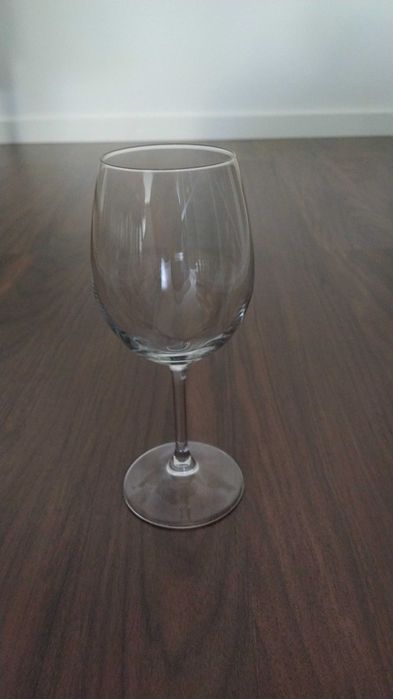Copos de vinho tinto, novos