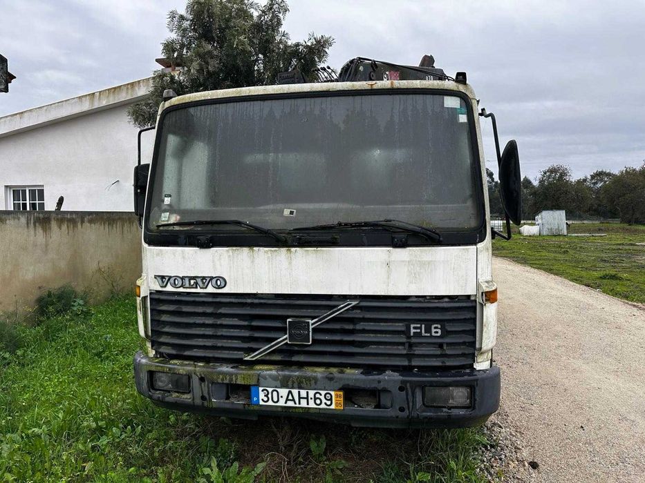 Volvo FL 6 - 14 com grua