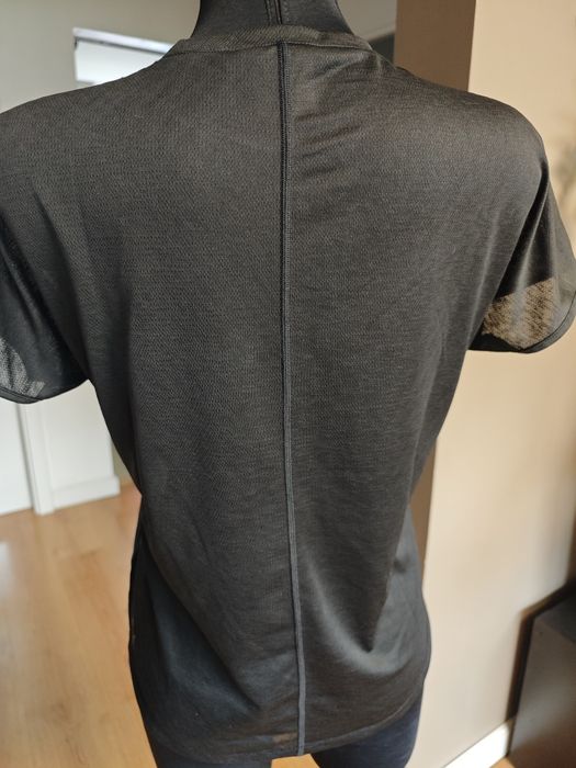 Czarna koszulka że złotym napisem Puma rozm L