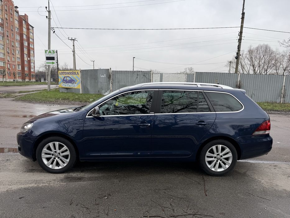 Автомобіль свіжопригнаний з Німеччини, вже повністю розмитнений, без пробігу нашими дорогами!!! Модельний рік авто - 2012!!! Стан автомобіля ідеальний, як новий, оскільки авто придбано в Німеччині від першого власника!Робити по автомобілю нічого не потрібно, обслужене повністю, в тому числі замінено ремені!!! Авто повністю у рідній фарбі (підфарбовувалось у Німеччині лише заднє праве крило - прибиралась царапинка)!!! Скло по всьому автомобілю рідне (лобове у тому числі)! Автомобіль в дуже гарному стані, салон як новий, їде гарно і дуже економно! Дуже гарна комплектація з клімат-контролем, круїз-контролем, навігацією, датчиком світла, сенсором дощу, електрорегулюванням та підігрівом дзеркал, електросклопідіймачами, бортовим компʼютером, регулятором висоти фар, керуванням магнітолою та бортовим компʼютером на кермі, підігрівом лобового скла, салоном трансформером, подушками безпеки водія і всіх пасажирів!!! Виглядає авто, реально, як нове!!! Наявний техогляд у Німеччині, що документально підтверджує пробіг!!! Авто реально як нове!!! Впевнений Вам сподобається!!! Не порівнюйте з авто, які вже наїздились по Україні - це чистий Німець!!! Дуже хороший і збережений стан!!! Два комплекти гуми на титанах!!!