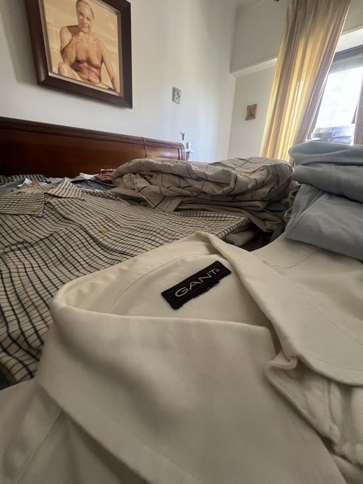 Grande lote de camisas de marca.