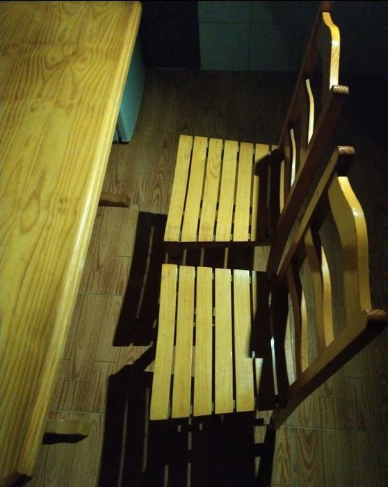 Mesa de jantar em madeira clara (155x75x75) + 4 cadeiras