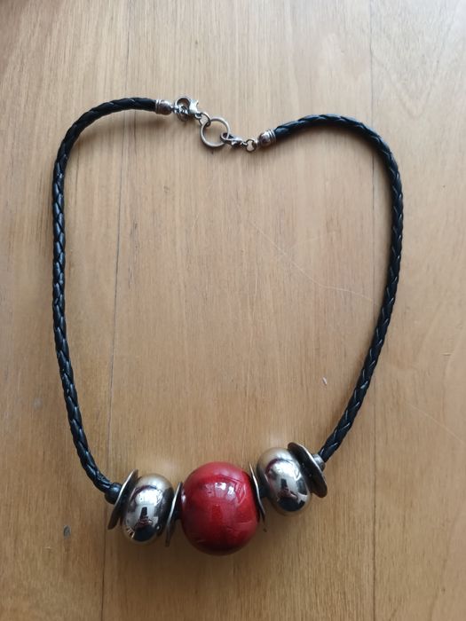 Naszyjnik korale na rzemieniu kula czerwona + metal