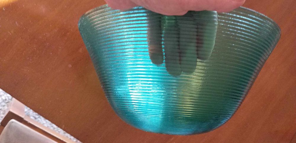 Grande taça vintage, em vidro verde e completamente nova