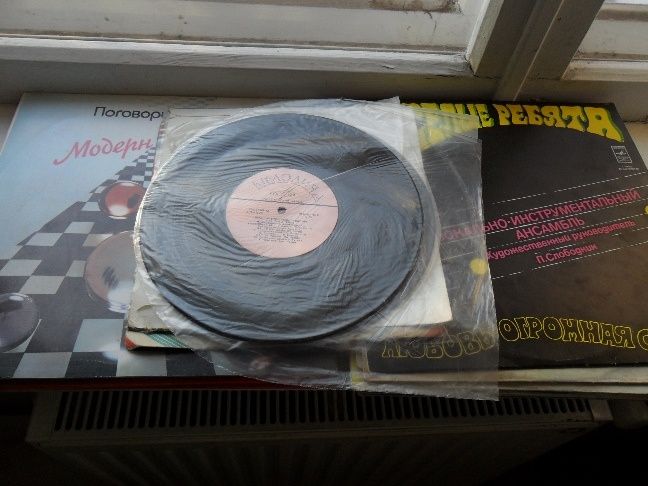 Различные пластинки для патефонов (граммофонов) и проигрывателей.